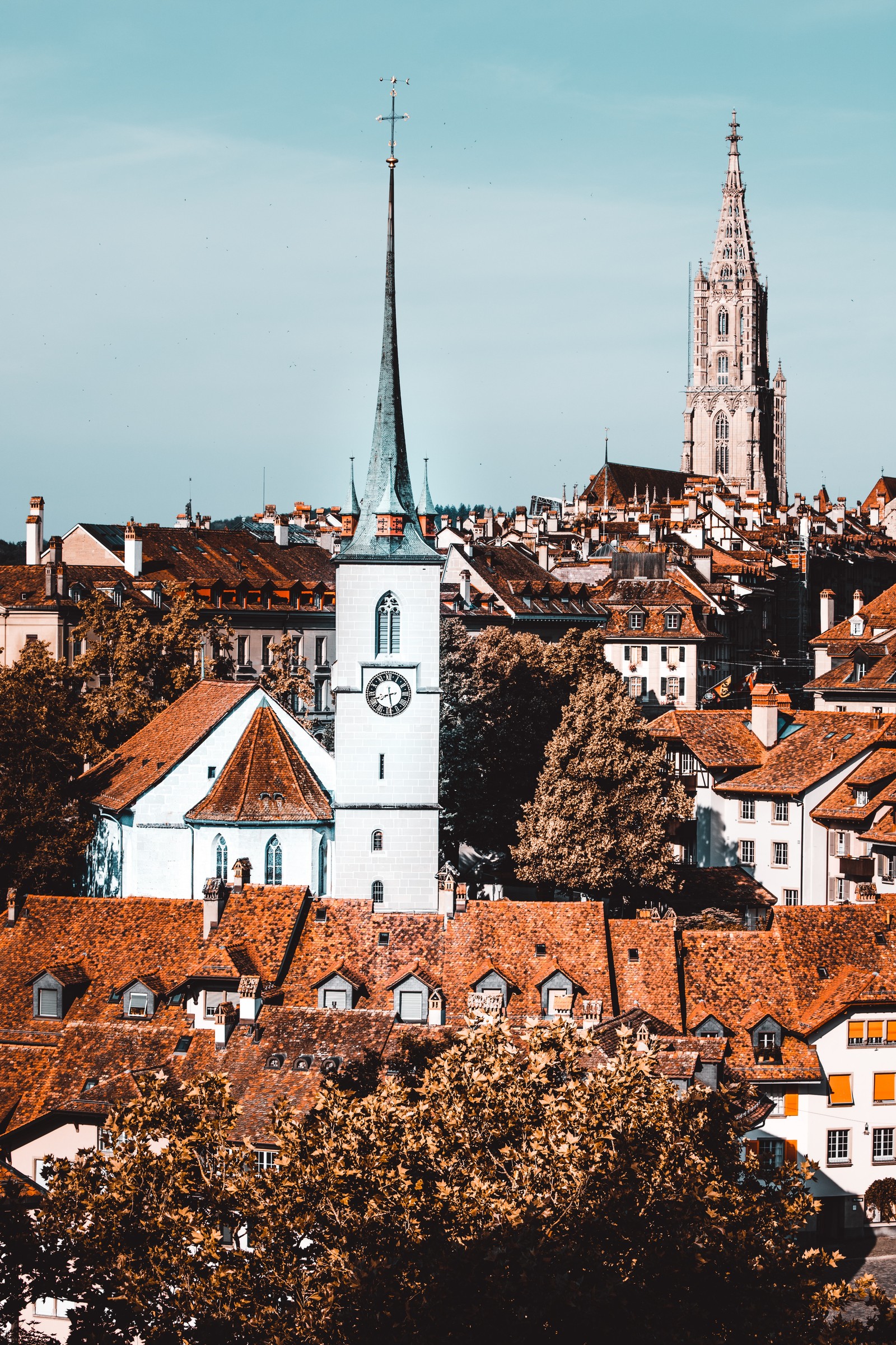 Um grande edifício branco com um campanário em cima (marco, edifício, campanário, área urbana, vizinhança)