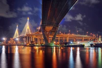 Reflexión nocturna del icónico puente atirantado de Bangkok