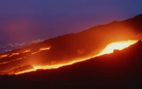 Flux de lave lumineux à l'aube : Un paysage volcanique enflammé par le lever du soleil