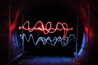 Dynamische Neonlichtkunst in einem dunklen Tunnel