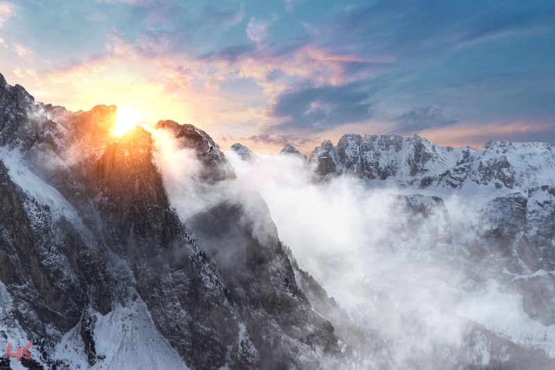 Горы, покрытые снегом и облаками, с заходящим солнцем (доломиты, dolomites, природа, горные образования, гора)