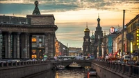 Abendliche Reflexion an einem Moskauer Kanal: Ein Blick auf die Wahrzeichen der Stadt