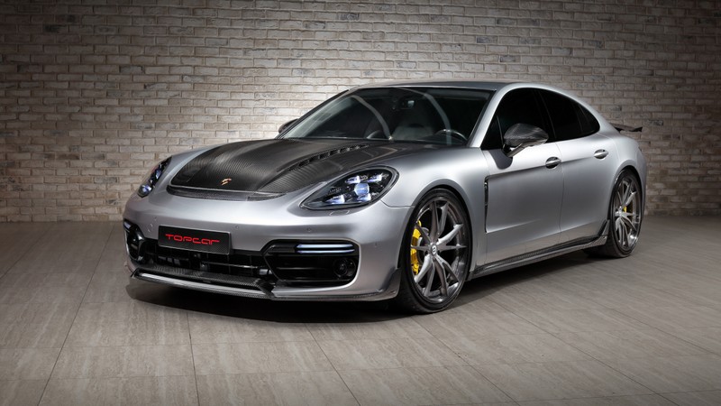 Серебряный porsche panamera припаркован перед кирпичной стеной (porsche panamera turbo, gt edition, дизайн топкар, topcar design, 5k)