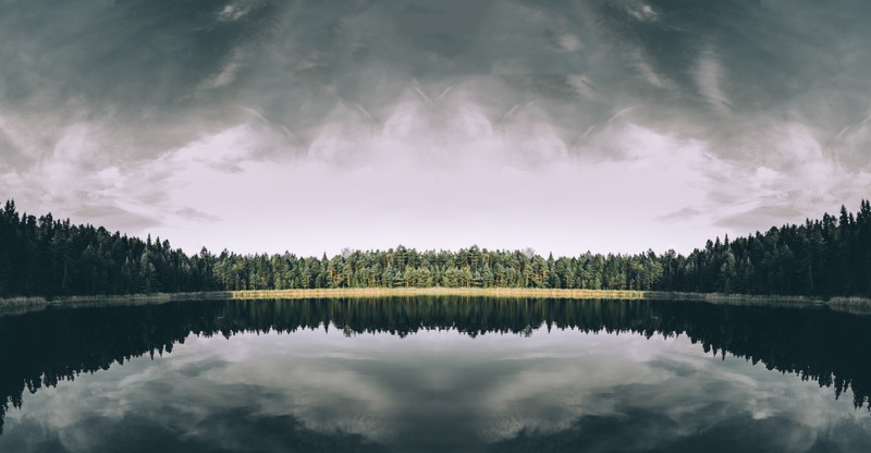 Арафед вид на озеро с деревьями и облачным небом (лес, природа, отражение, вода, озеро)