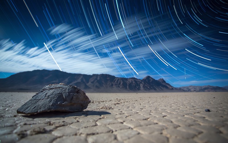 Крупный план камня посреди пустыни (racetrack playa, sliding rocks, sailing stones, долина смерти, пейзаж)