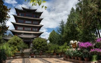 Pagode historique entourée de jardins luxuriants à Lijiang