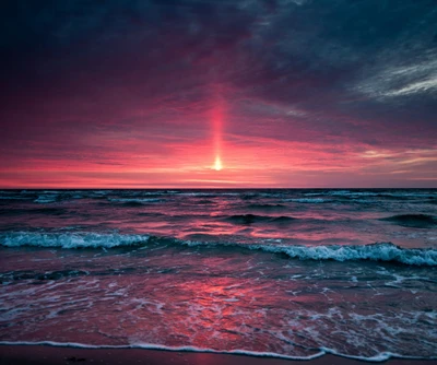 Pôr do sol vibrante sobre as ondas em uma praia serena