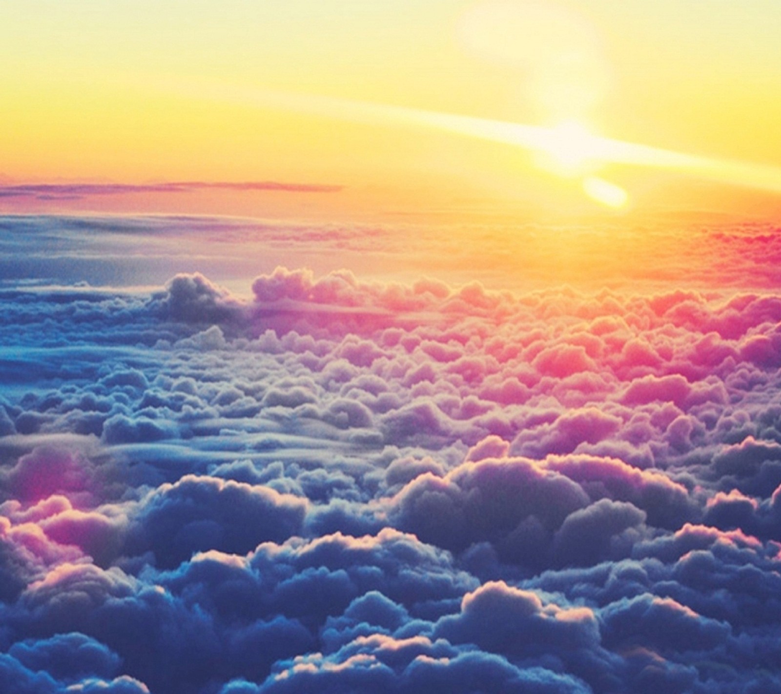 Vue d'un coucher de soleil sur une mer de nuages avec un avion volant au loin (nuage, lune, nature, nuit, pluie)