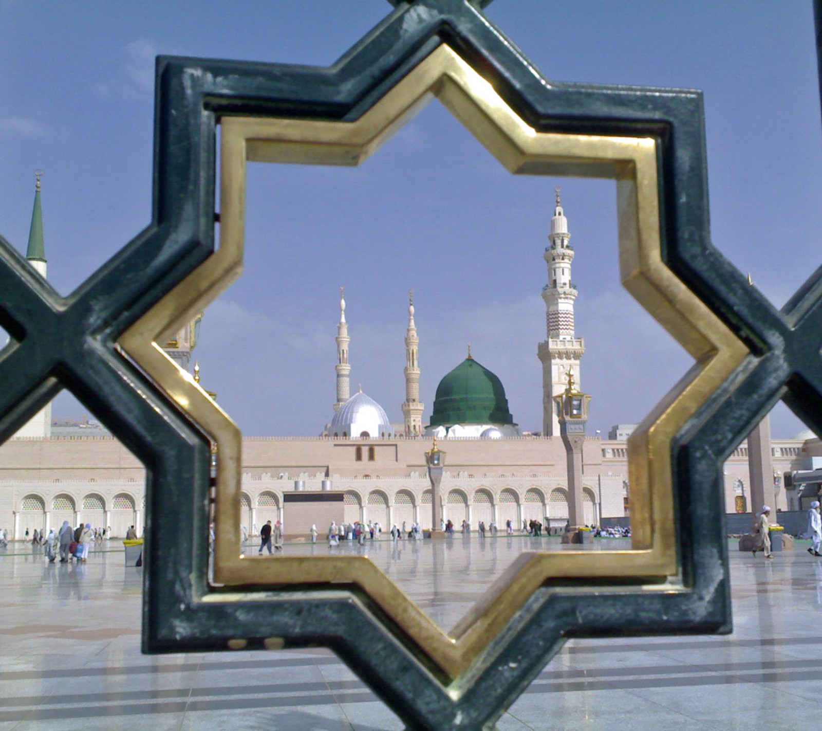 Vista arafed de una mezquita con una cúpula verde y una estrella dorada (haram, kaaba, masjid, mezquita, corán)