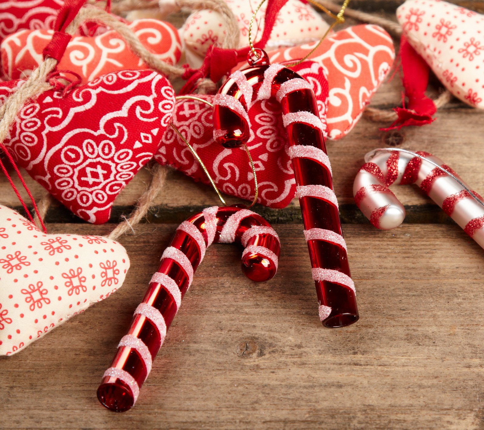 Gros plan d'un tas d'ornements sur une table en bois (arrière plan, bonbons, noël, décoration, cœurs)