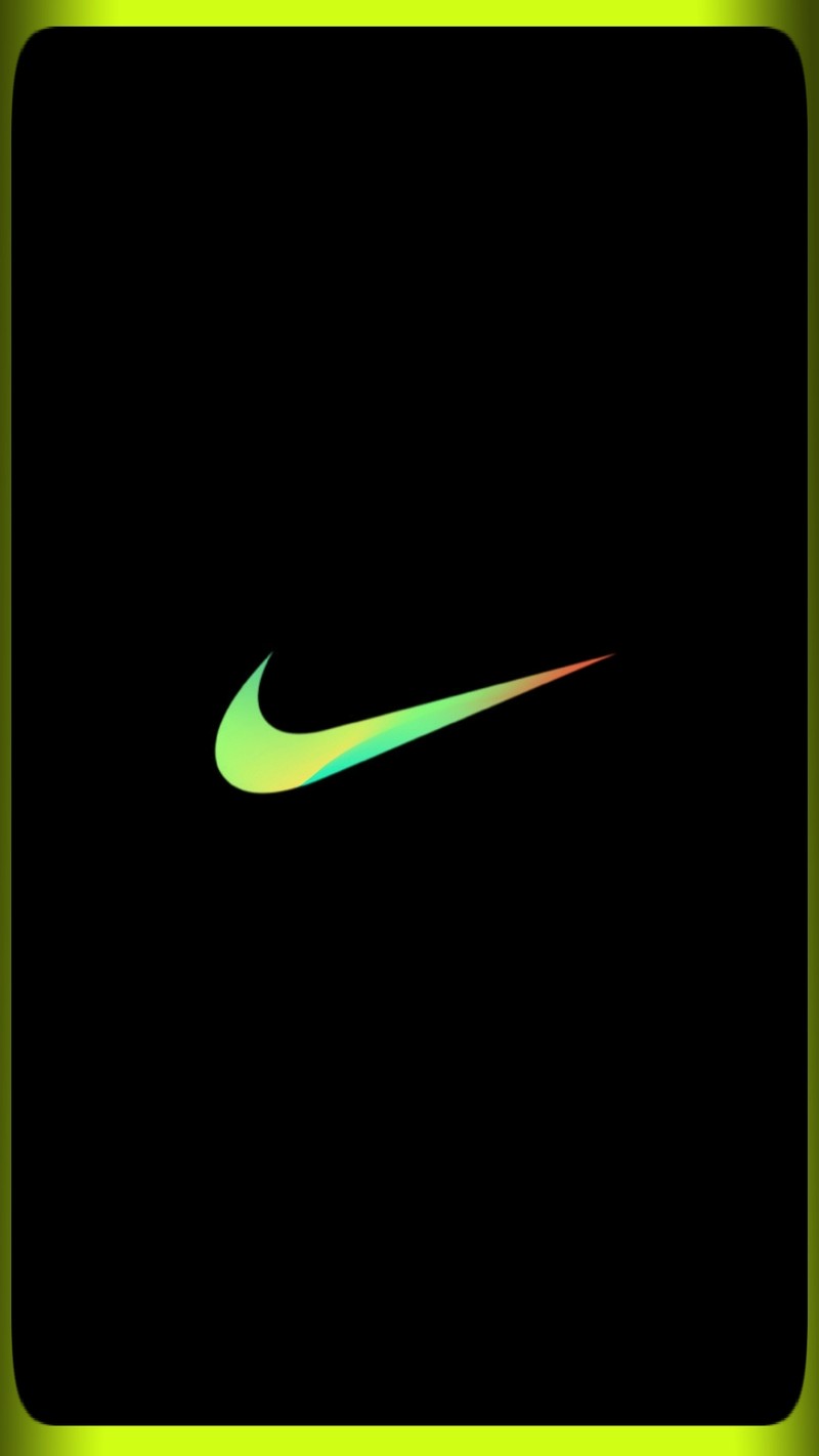 Крупный план зеленого и черного логотипа nike на черном фоне (воздух, алфавит, чёрный, код, люди)