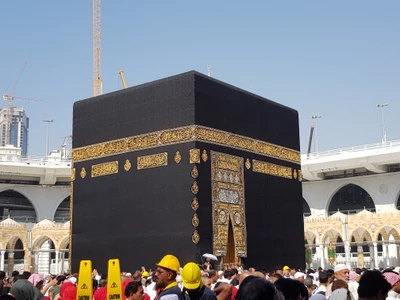 Die Kaaba: Der heiligste Ort im Islam, umgeben von Pilgern in Mekka.