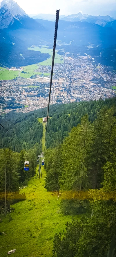 Vista da tirolesa nos Alpes: uma deslumbrante paisagem de floresta e montanha