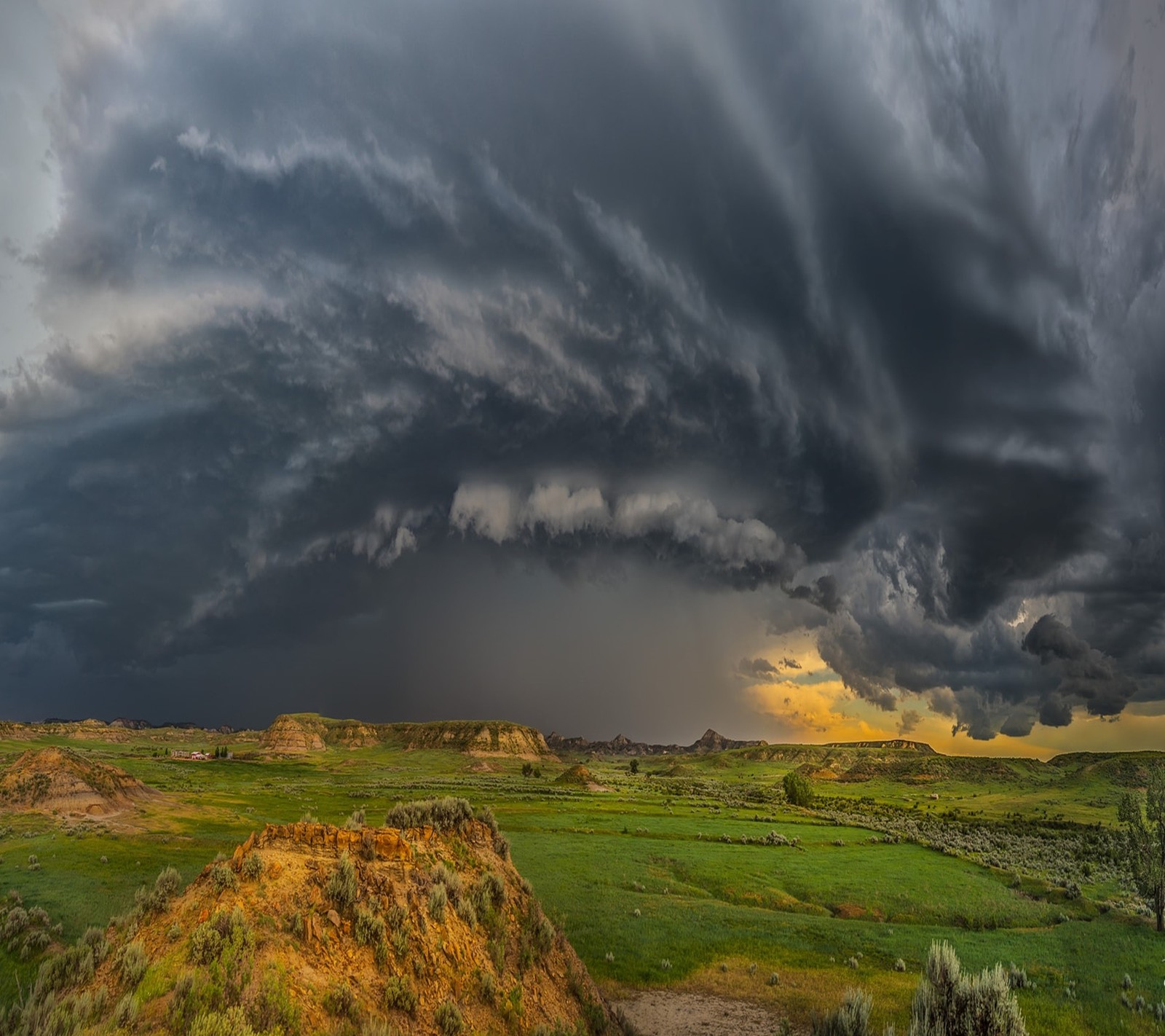 Vue panoramique d'une tempête se déplaçant au-dessus d'un champ vert (paysage, nature)