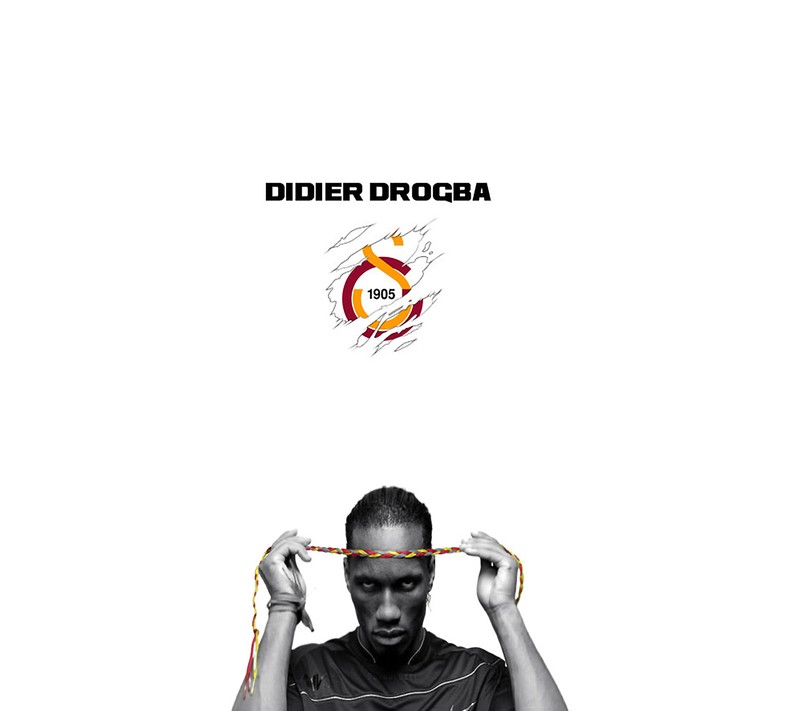 Мужчина держит нитку перед головой (cimbom, дрогба, drogba, galatasaray)