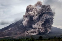 Éruption volcanique : Cendres et fumée s'échappant d'une montagne