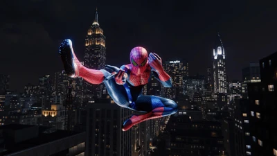 Remasterter Spider-Man schwebt über die nächtliche Stadtlandschaft im Marvel-Abenteuer für PS4