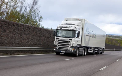 Camion Scania Highline sur l'autoroute avec remorque