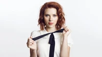 Scarlett Johansson in einem stilvollen Fotoshooting, das Eleganz und Charme zeigt.