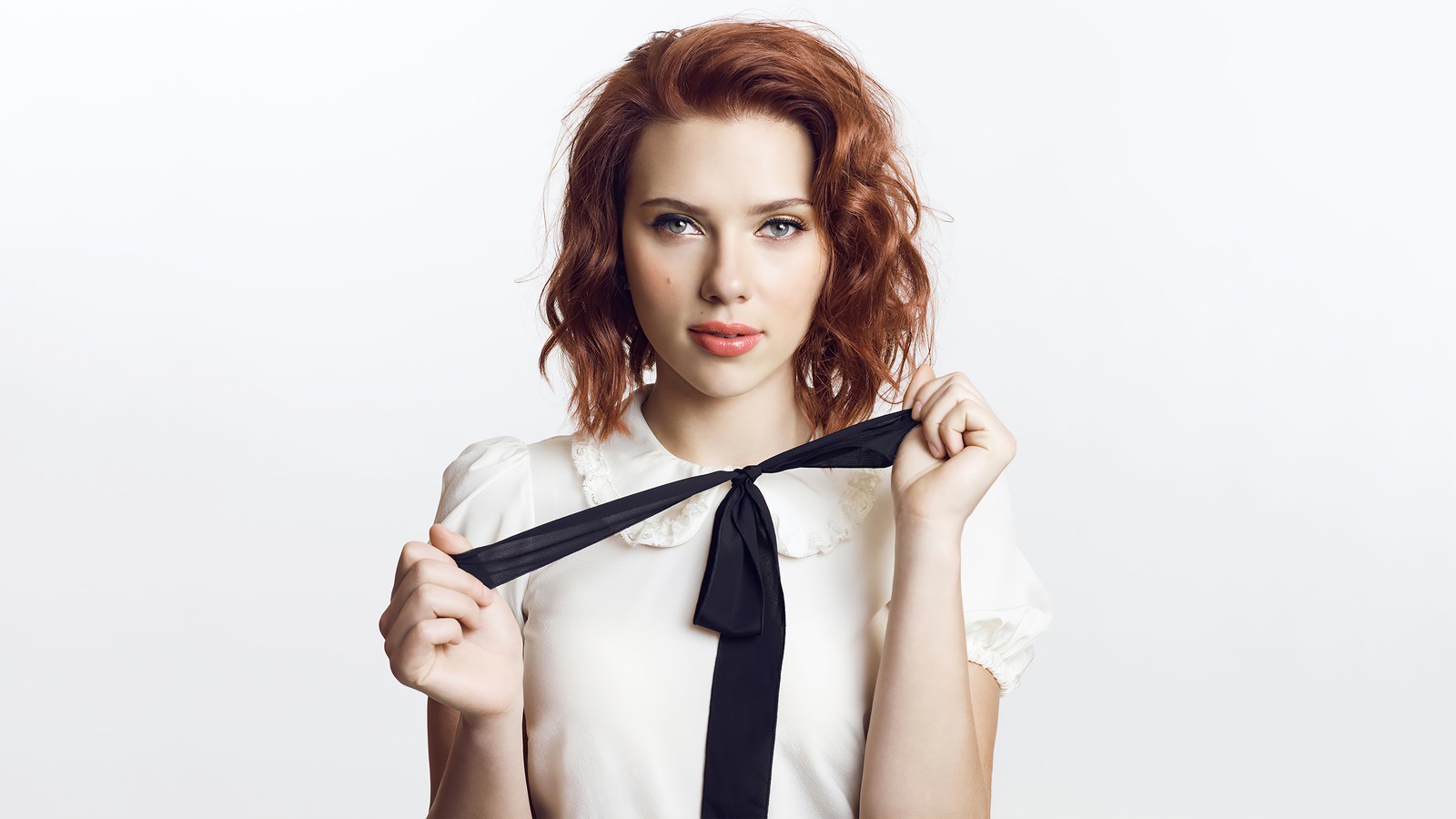 Hay una mujer que sostiene una corbata en la mano (scarlett johansson, estadounidense, actriz, celebridad, chicas)