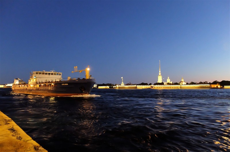 Лодка арафа на воде рядом с городом ночью (водный транспорт, море, водный путь, река, мост)