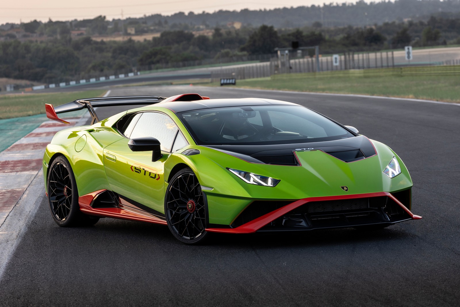 Lamborghini en la pista con una tabla de surf en el techo (lamborghini huracán sto, coches deportivos, 2021, 5k, coches)