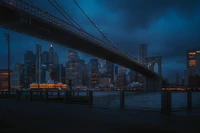 Paysage nocturne serein du pont de Brooklyn contre un ciel urbain sombre