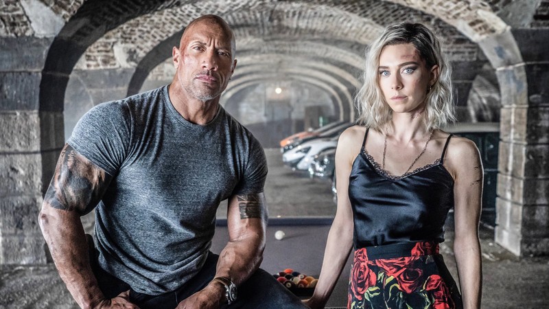 Женщина и мужчина сидят на скамейке в туннеле (хоббс и шо, hobbs and shaw, форсаж хоббс и шоу, fast and furious hobbs and shaw, фильм)