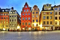 Praça histórica com edifícios coloridos ao anoitecer