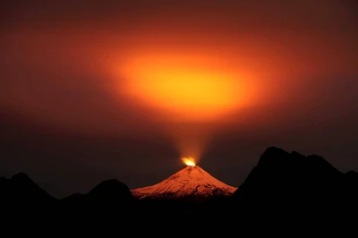 Vulcão Villarrica ao pôr do sol: Um majestoso brilho iluminando o céu