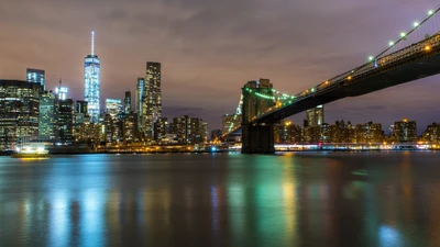 Horizonte nocturno de la ciudad de Nueva York con rascacielos iluminados y un reflejo del puente