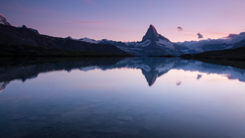 Вид на горный хребет с озером и горой на заднем плане (маттерхорн, matterhorn, штеллизе, stellisee, швейцария)