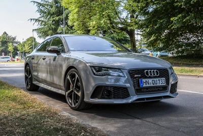 2015 Audi RS 7: Элегантный производительный семейный автомобиль с легкосплавными дисками