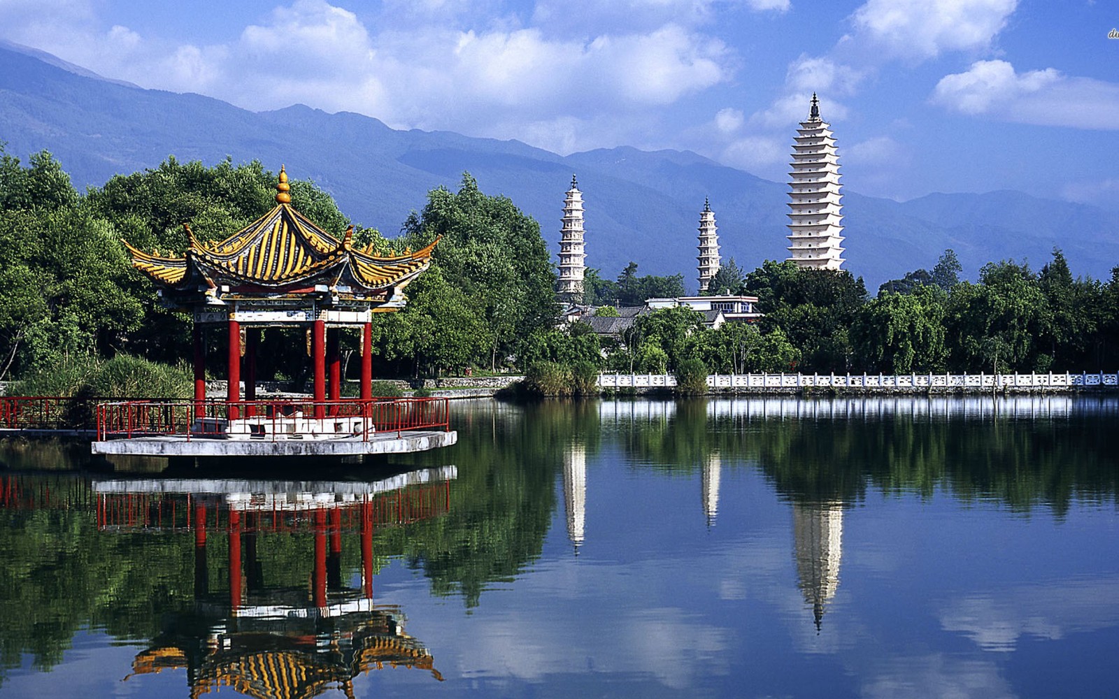 Arabische pagode mitten in einem see mit einem berg im hintergrund (china, reflexion, pagode, wasser, chinesische architektur)