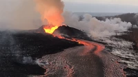 Flujo de lava que erupciona del cráter de un volcán escudo