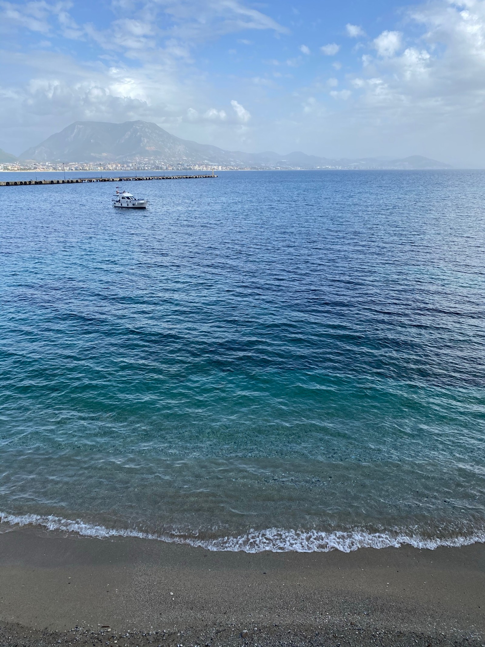 Il y a un bateau qui est sur l'eau dans l'océan (kizilkule, nuage, eau, ressources en eau, bateau)