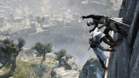 Ezio Auditore confronte un assassin sur une falaise dans Assassin's Creed