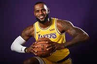 LeBron James in Lakers-Uniform, posierend mit einem Basketball vor einem lila Hintergrund.