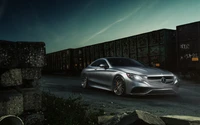 Eleganter Mercedes-Benz S63 AMG parkt in einer industriellen Umgebung und zeigt seine Leistungs- und Luxusmerkmale.