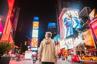 Cativado pela paisagem urbana de néon de Times Square