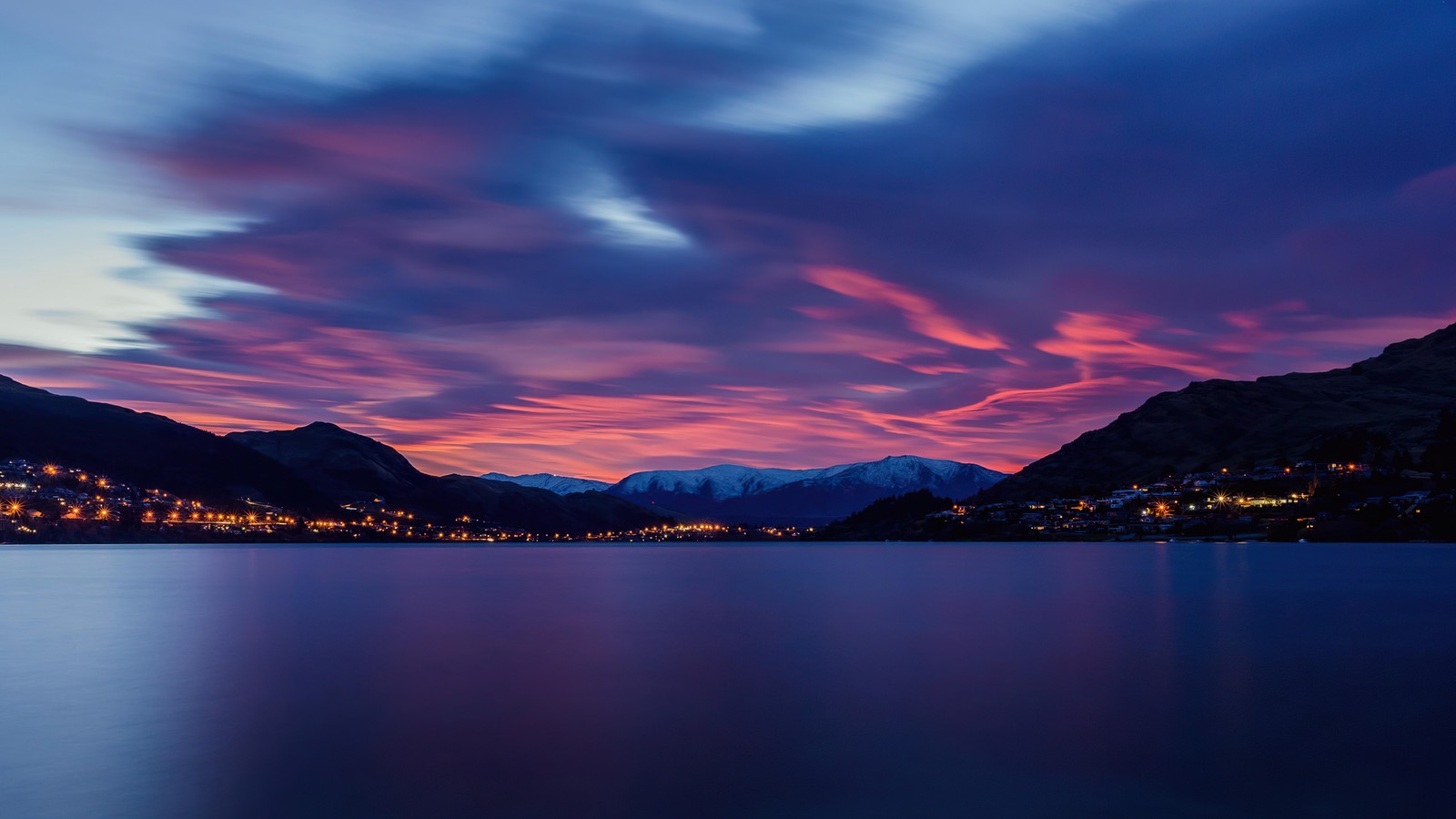 Vue d'un lac avec des montagnes et un ciel en arrière-plan (lac, horizon, montagnes, aube)