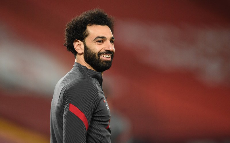 Мужчина с бородой и усами стоит на стадионе (мохамед салах, mohamed salah, egyptian football player, ливерпуль, liverpool)