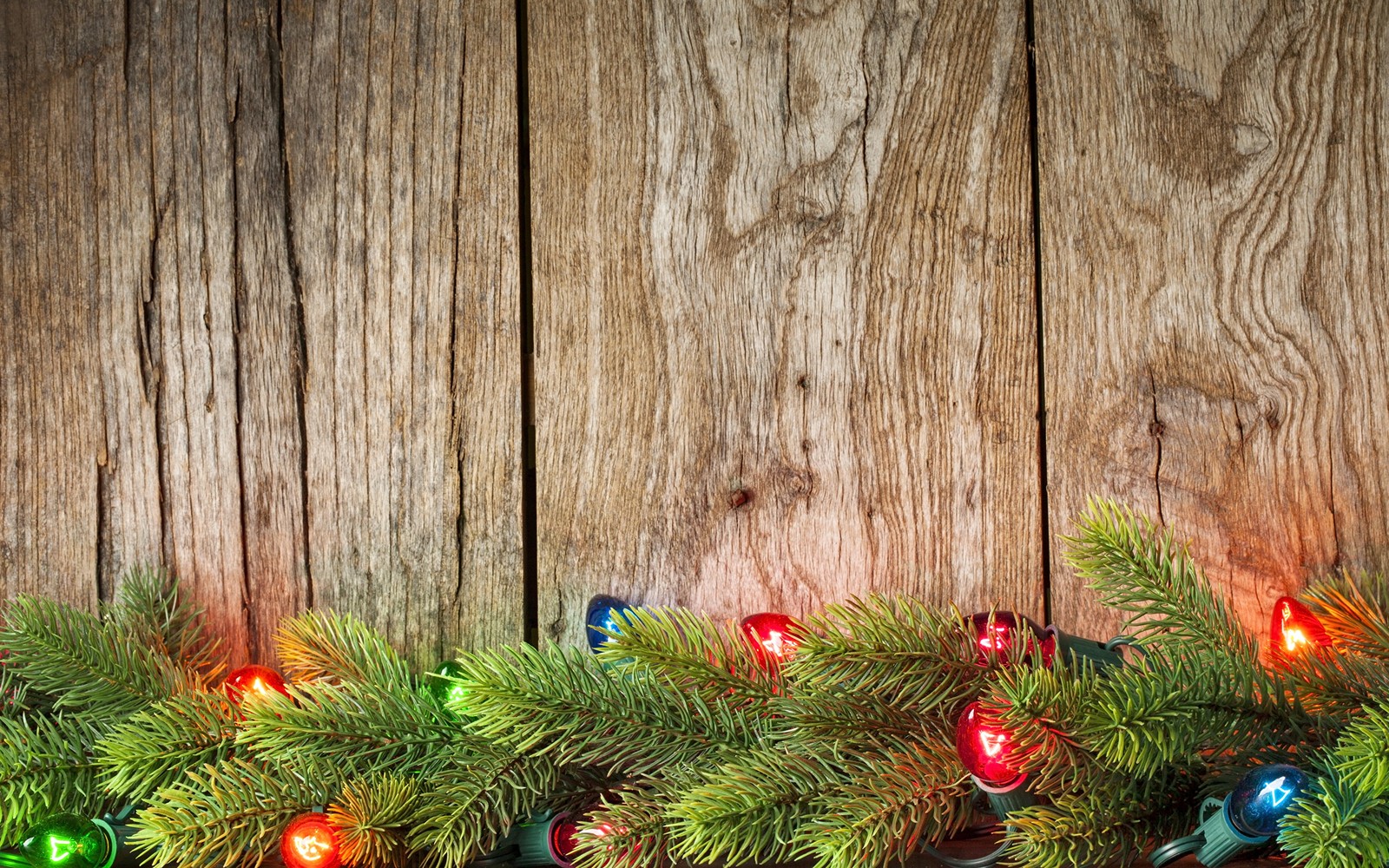 Guirlande de noël avec des lumières sur fond en bois (noël, vacances, arbre, décoration de noël, branche)