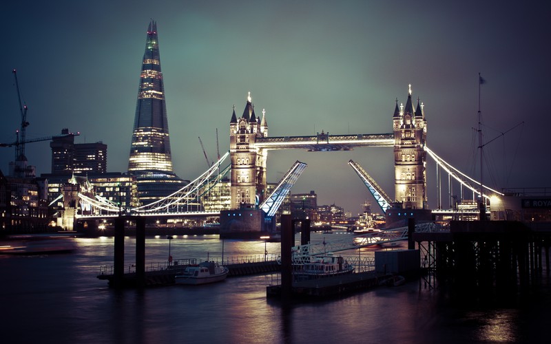 Мост над водой с лодкой на переднем плане (tower bridge, лондон, london, великобритания, городской пейзаж)