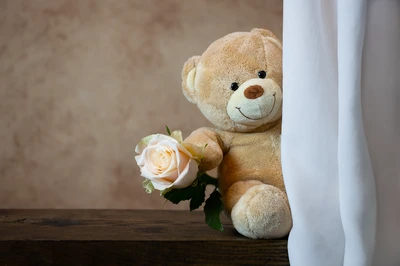 Adorable ours en peluche tenant une rose pour la Saint-Valentin