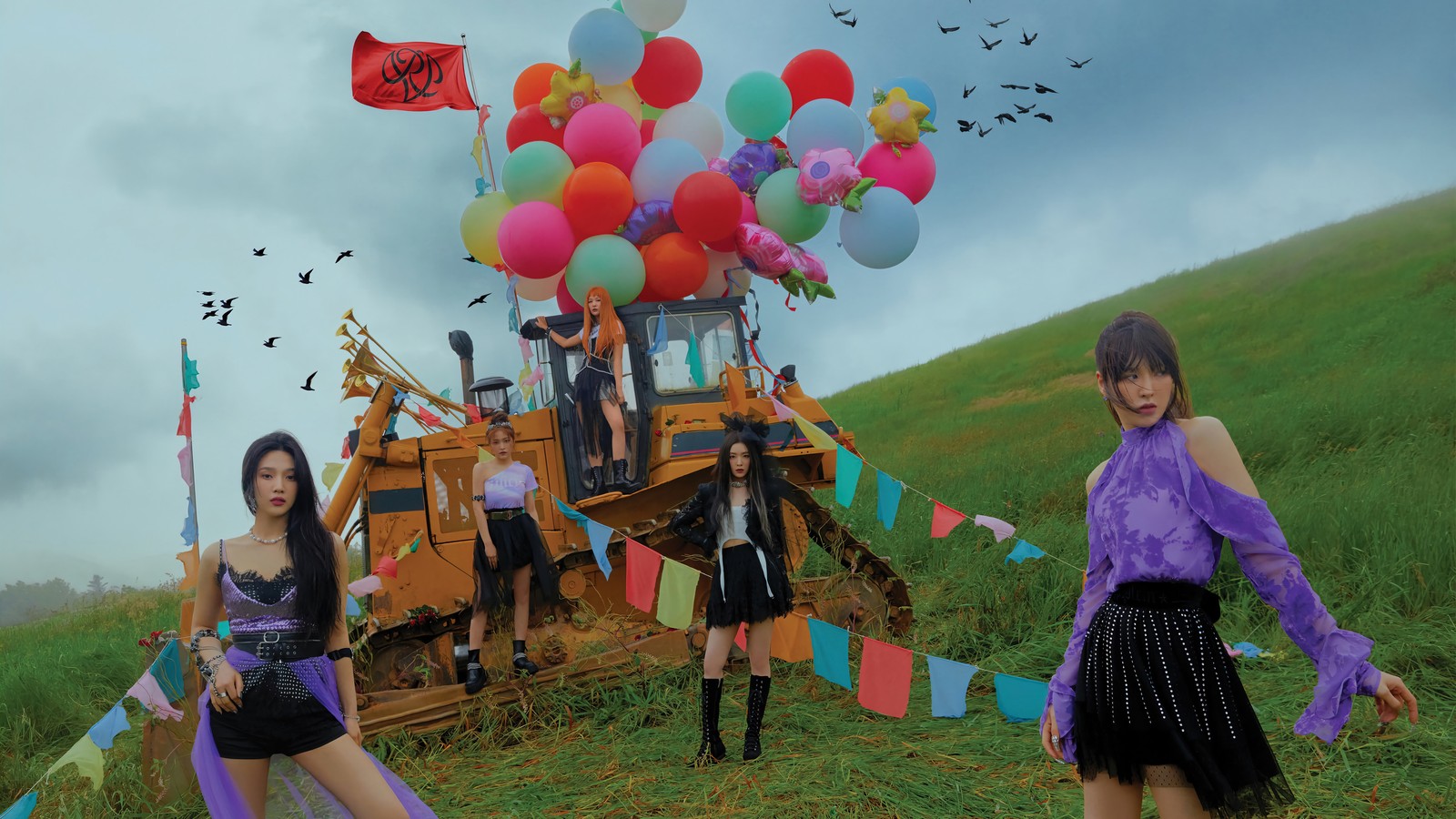 Zwei frauen auf einem feld mit ballons und einem bagger (red velvet, kpop, k pop, mädchengruppe, koreanisch)