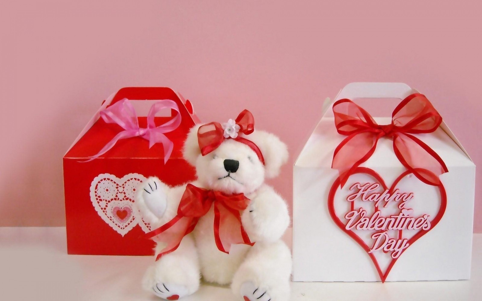 Il y a un ours en peluche de la saint-valentin et une boîte cadeau sur une table (saint valentin, cœur, jouet en peluche, nounours, peluche)