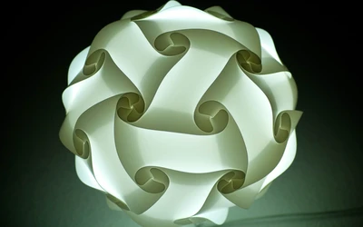 Esfera abstrata iluminada com formas de papel curvas