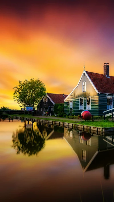 Reflexiones tranquilas del atardecer de una casa junto al lago