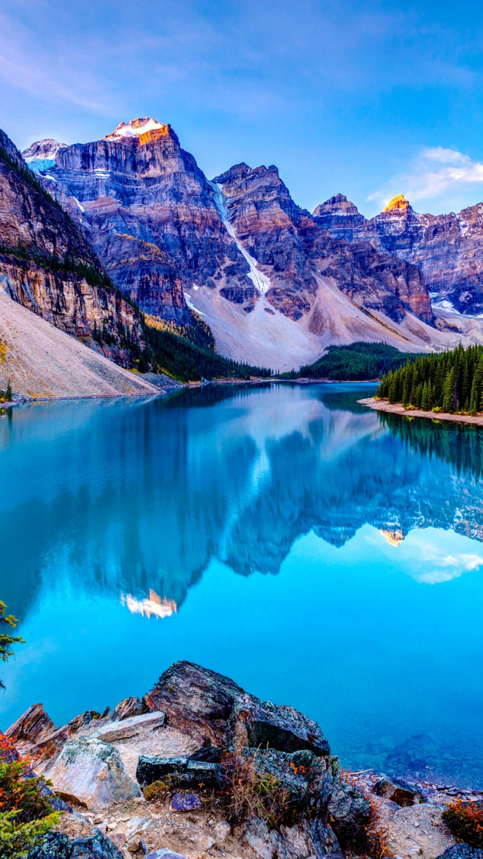 As montanhas se refletem na água de um lago cercado por árvores (nuvens, lago, montanhas, natureza, céu)